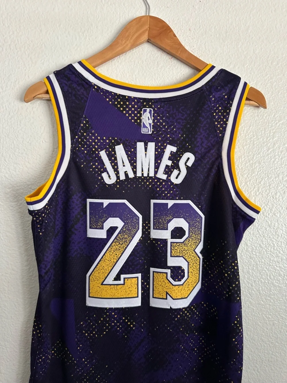 Los Angeles Lakers LeBron James Nike Jersey Select Series Showtime Size 40 Small